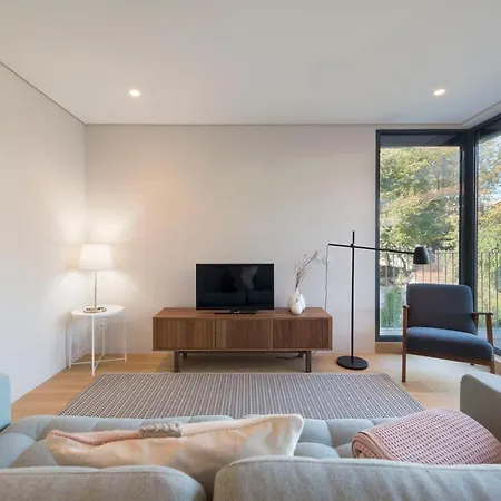 Lovelystay - Primrose 2br Flat With Free Parking, Ac And Balcony * ポルト