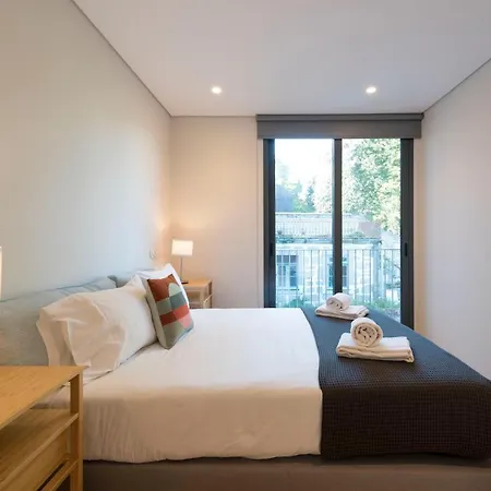 Lovelystay - Primrose 2br Flat With Free Parking, Ac And Balcony アパート ポルト