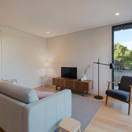 Lovelystay - Primrose 2br Flat With Free Parking, Ac And Balcony ポルト